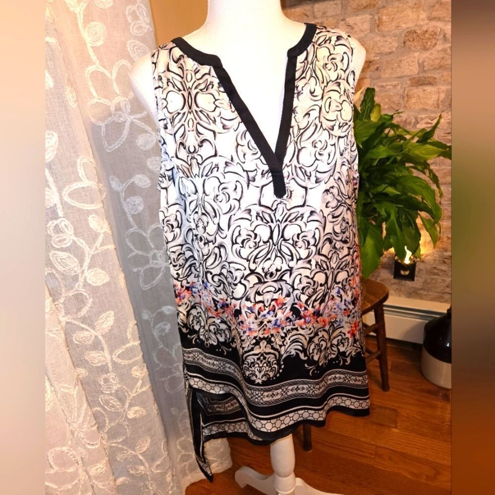 White House Black Market Monochrome Floral Top Size 8